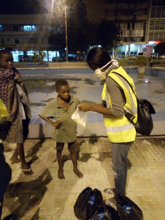 Pasqua solidària: a Beira, Moçambic, mascaretes i instruccions d'ús per a protegir de la Covid-19 als nens i joves del carrer